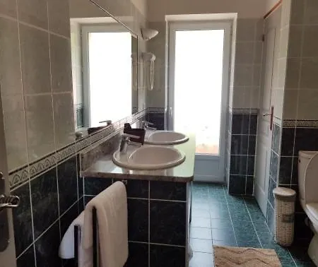 לינה וארוחת בוקר Chez Dume 3*